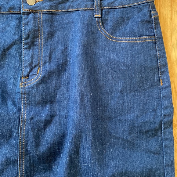 Nice jean skirt. Plus size 20. No brand. Has fancy pockets. Please look at pic. - Picture 3 of 9